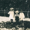 Bild 12-2 1932-33 Christine, Marlen u. Johann Thomas